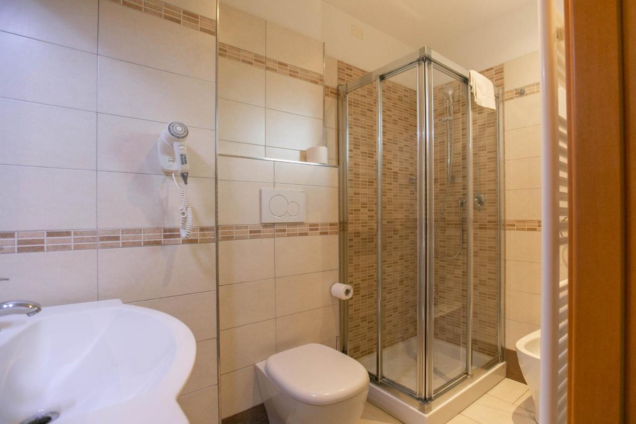Hotel Valparaiso Римини Экстерьер фото