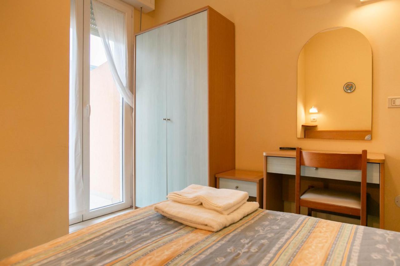 Hotel Valparaiso Римини Экстерьер фото
