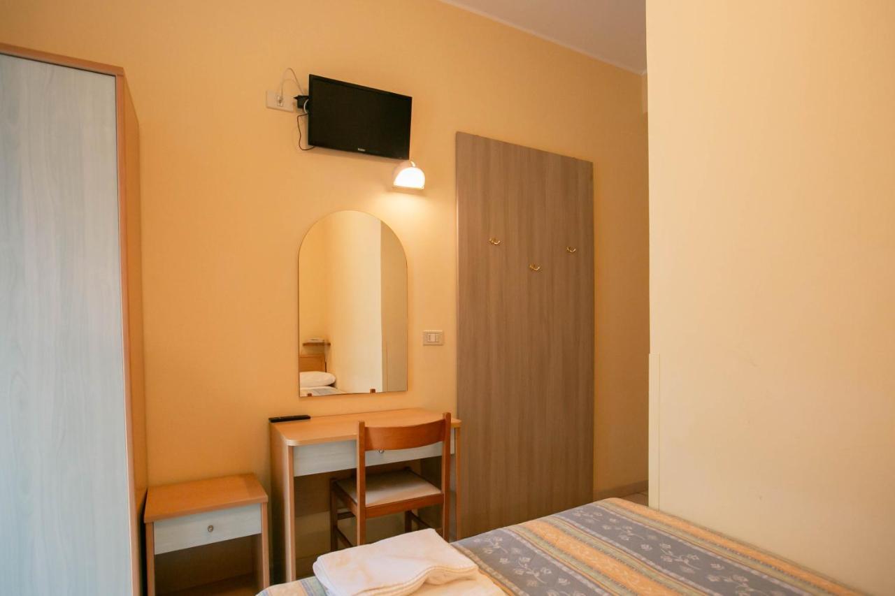 Hotel Valparaiso Римини Экстерьер фото
