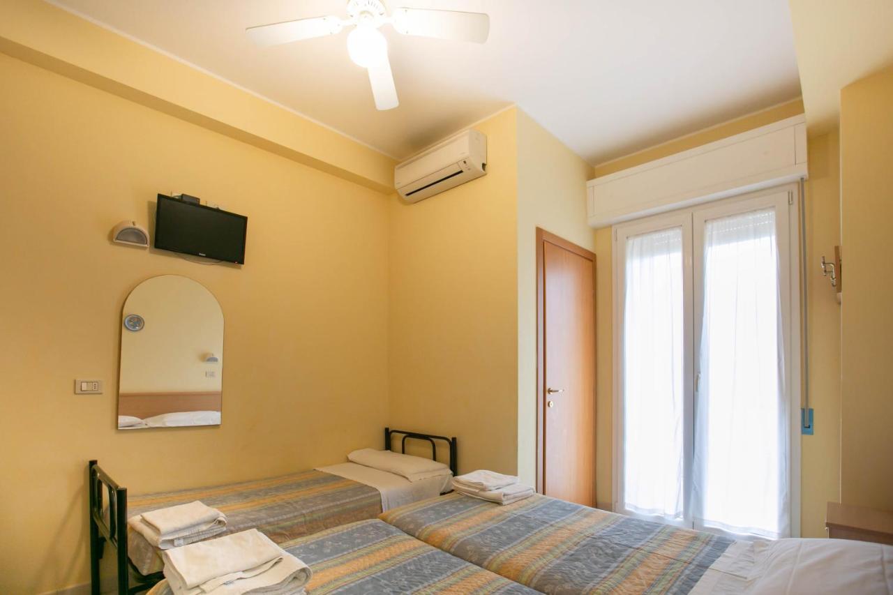 Hotel Valparaiso Римини Экстерьер фото