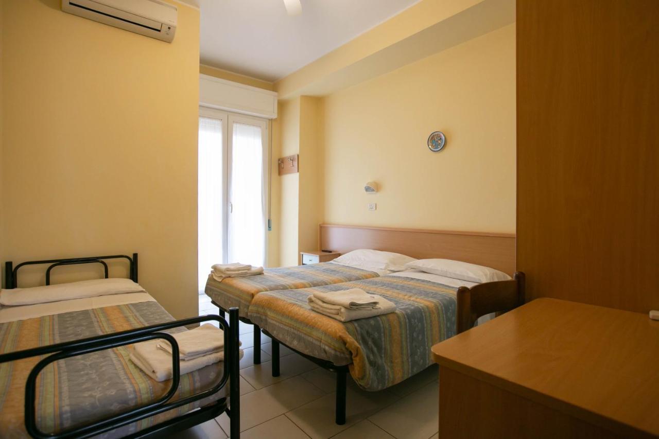 Hotel Valparaiso Римини Экстерьер фото