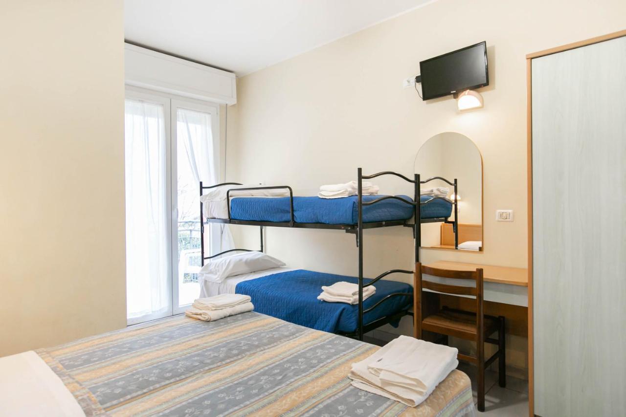 Hotel Valparaiso Римини Экстерьер фото