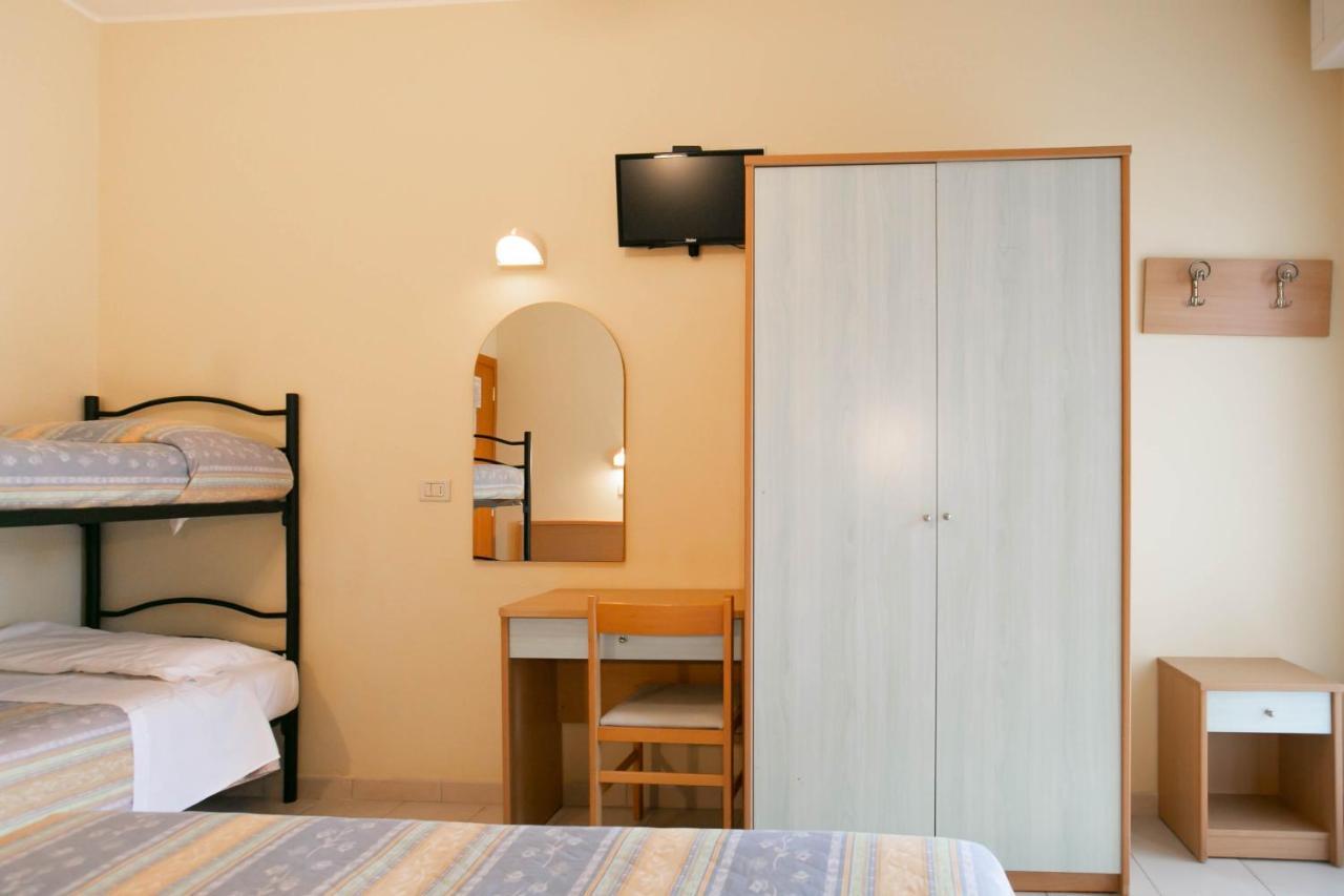 Hotel Valparaiso Римини Экстерьер фото