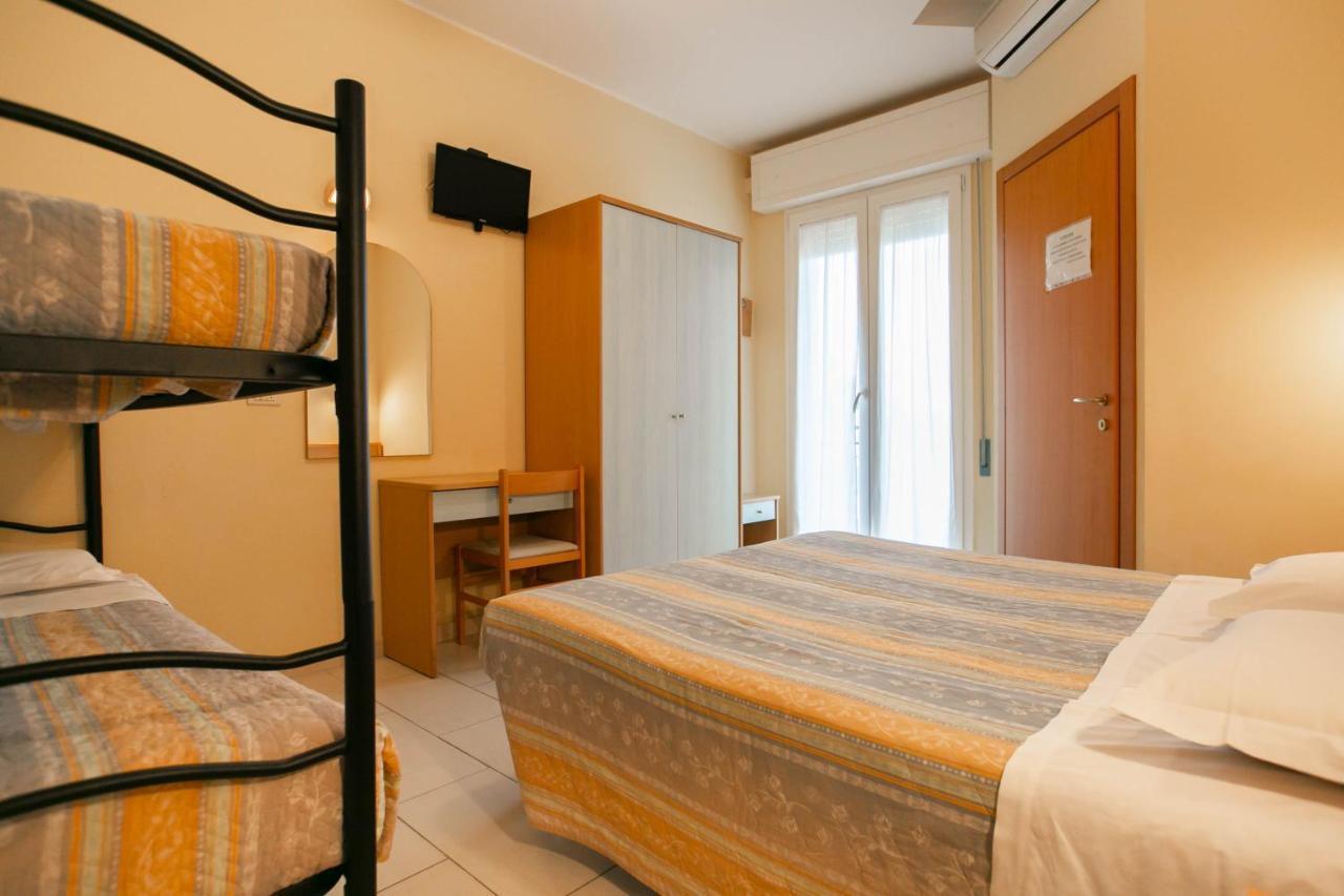 Hotel Valparaiso Римини Экстерьер фото