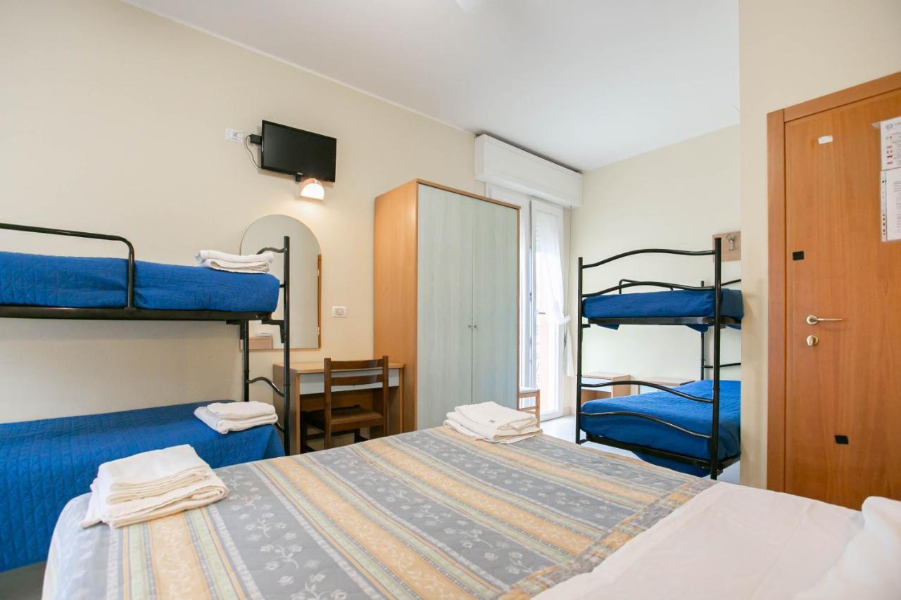 Hotel Valparaiso Римини Экстерьер фото