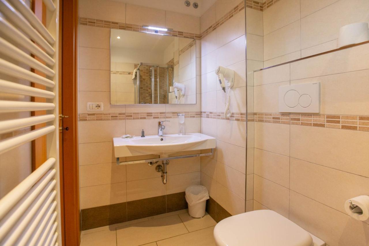 Hotel Valparaiso Римини Экстерьер фото
