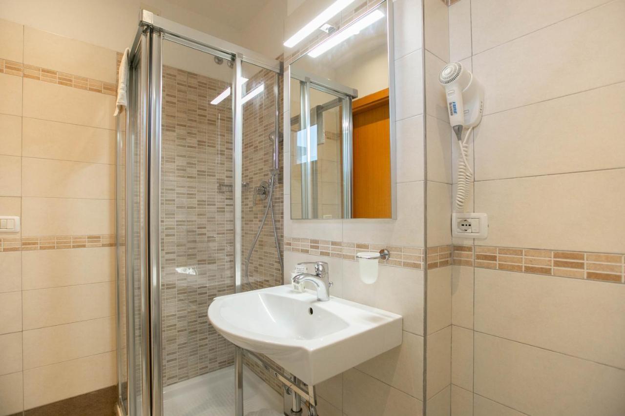 Hotel Valparaiso Римини Экстерьер фото