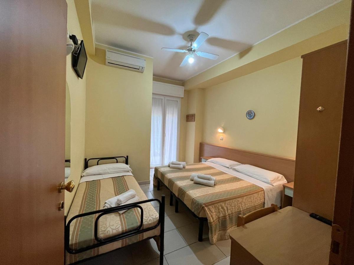 Hotel Valparaiso Римини Экстерьер фото