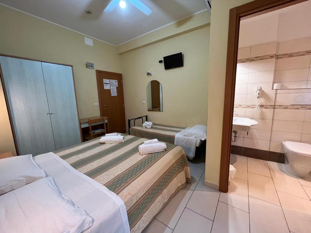 Hotel Valparaiso Римини Экстерьер фото