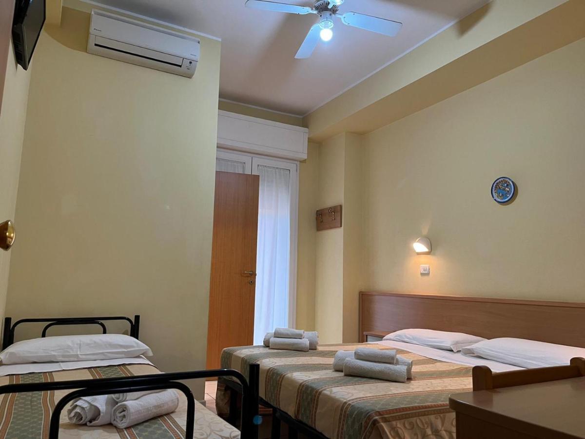 Hotel Valparaiso Римини Экстерьер фото