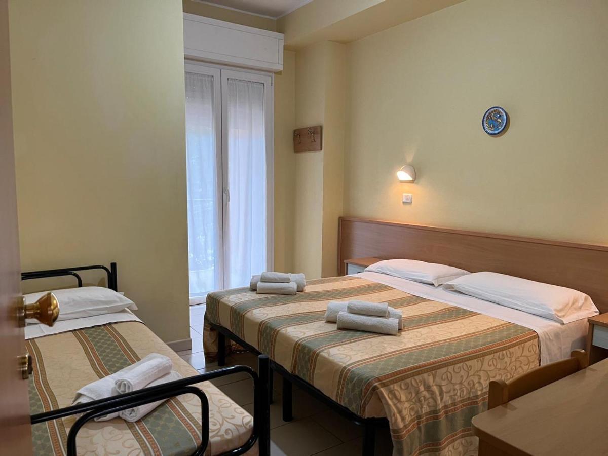 Hotel Valparaiso Римини Экстерьер фото