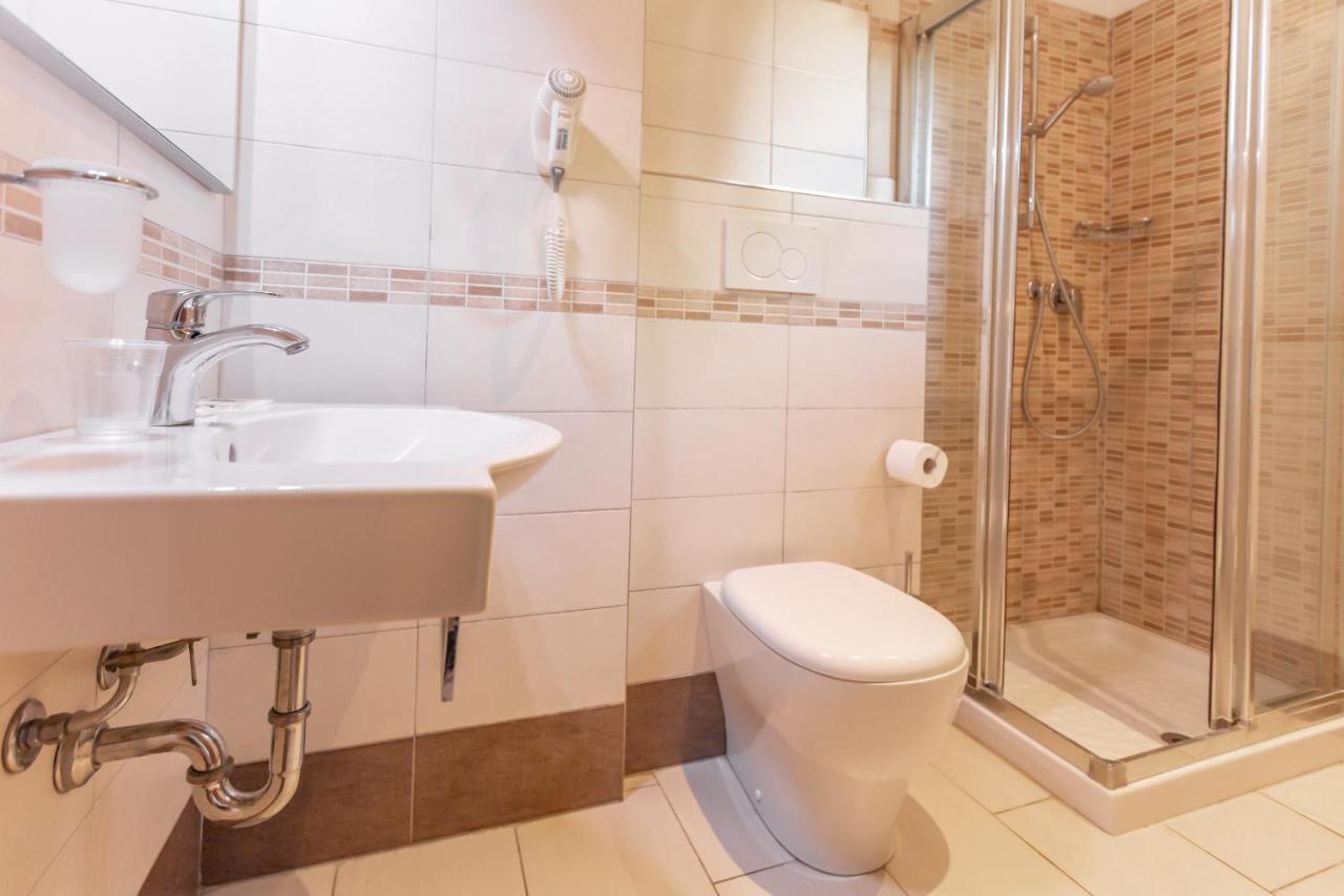 Hotel Valparaiso Римини Экстерьер фото