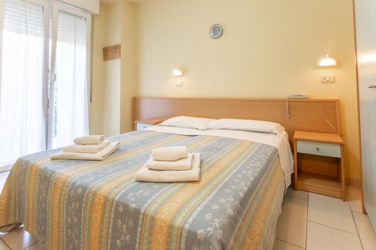 Hotel Valparaiso Римини Экстерьер фото