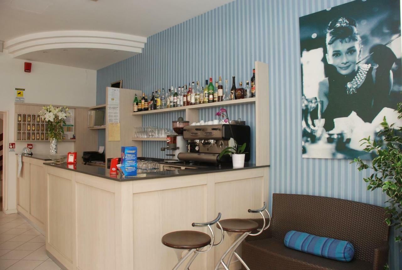 Hotel Valparaiso Римини Экстерьер фото